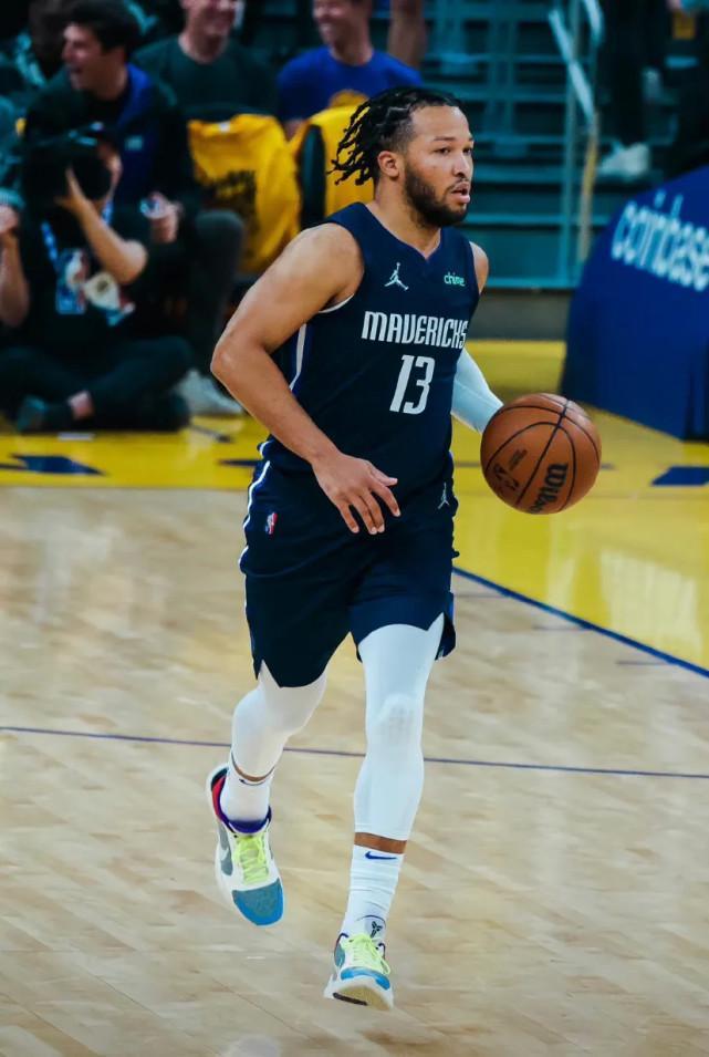 他的一举一 他的一举一