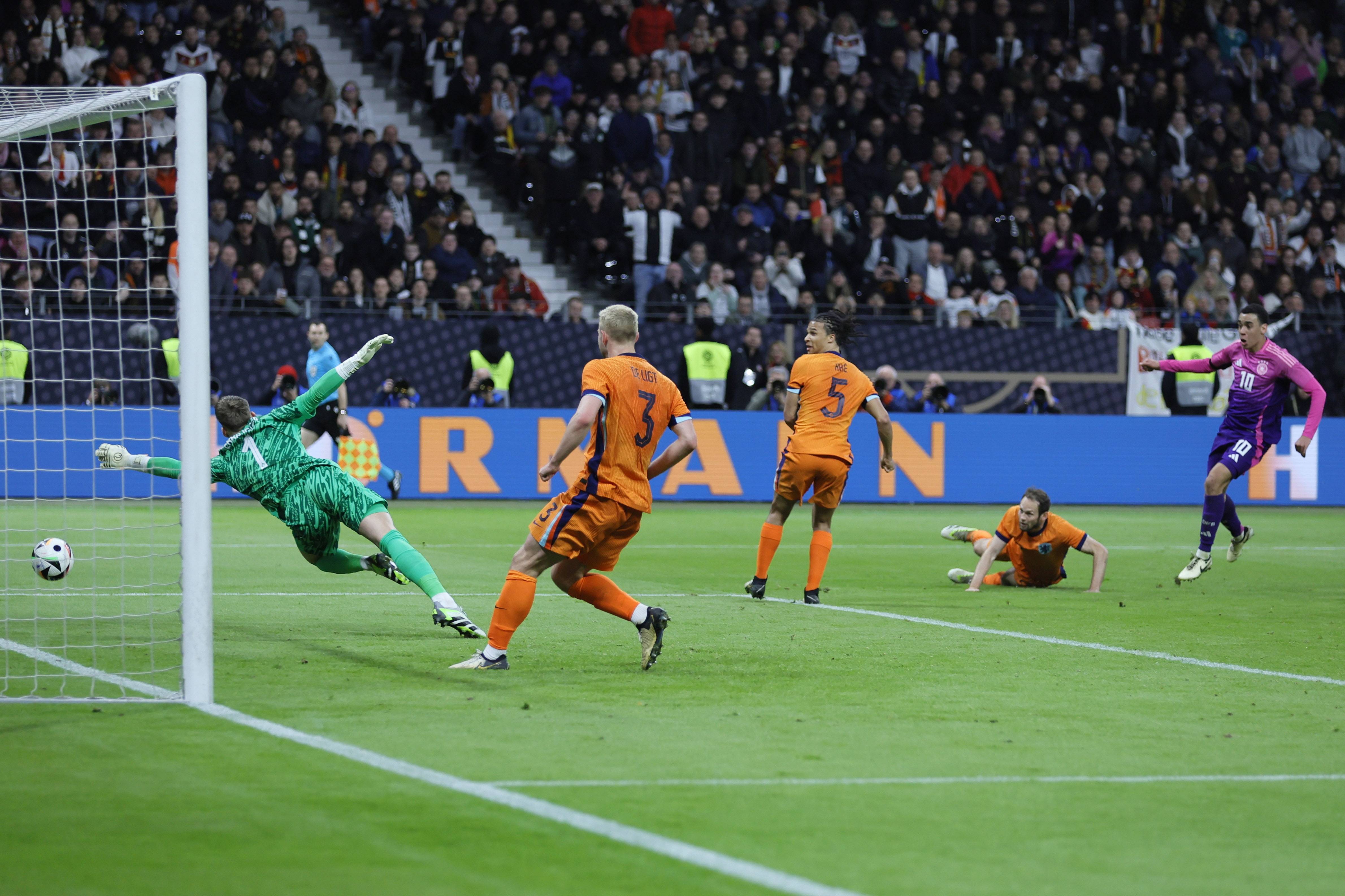 CBA：主场险胜 青岛国信制药男篮103-100逆转辽宁本钢男篮.