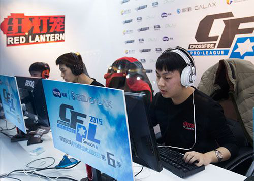 UFC头条主赛：按规则裁判判定，宋亚东战胜38岁前冠军赛胡多.